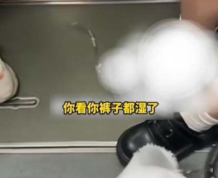 近日，在重庆地铁上发生了一起引人注目的性骚扰事件。一名女子在乘坐地铁时，敏锐地察