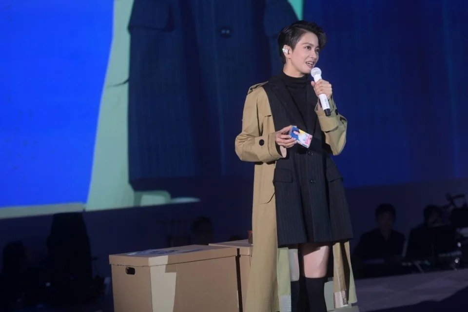梁咏琪演唱会惊爆孪生弟弟现身！一家三口齐亮相，9岁女儿Sofia成焦点！近日，4