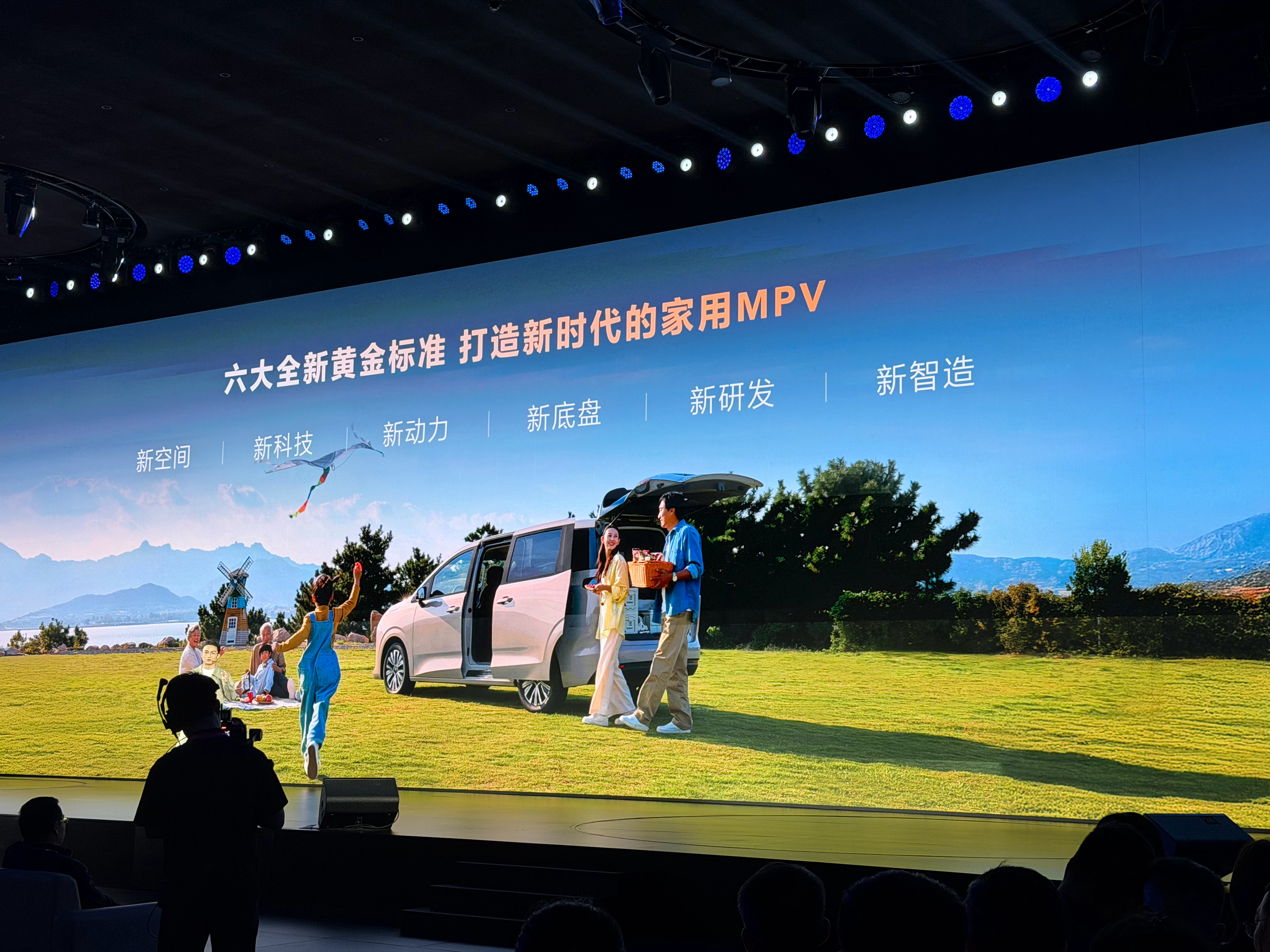 五菱星光730来了~ 一车三动力系统，推出4款车型，新空间、新科技、新动力、新底