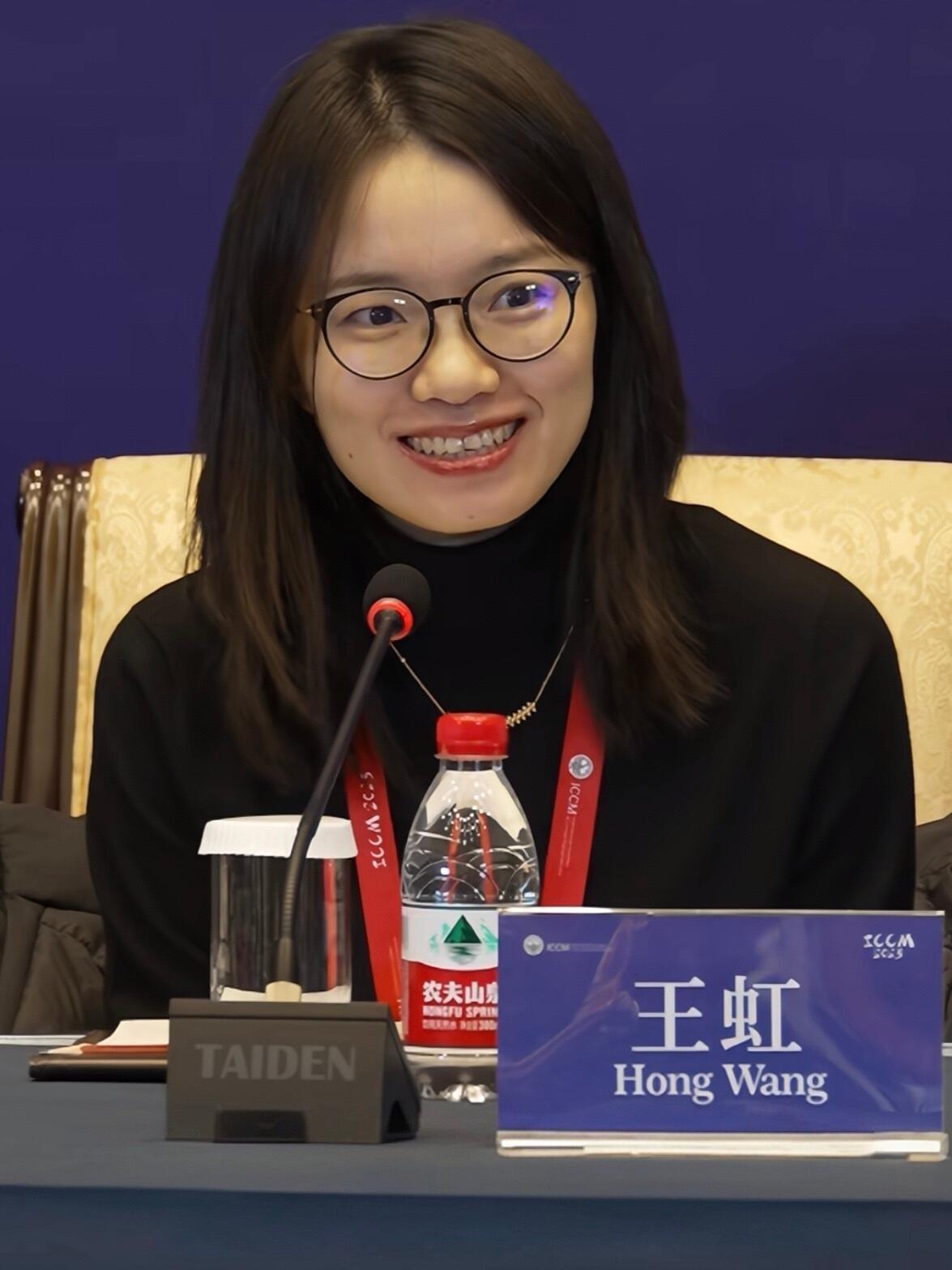 王虹真的很迷人，很难用言语来表示她的优秀，真的是超绝的感觉，言语真的好温柔有力，