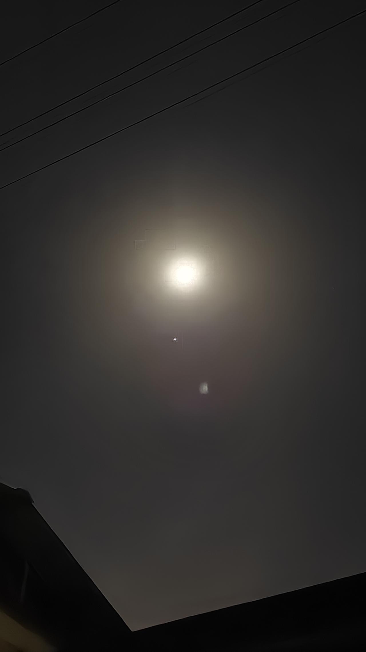 上联：日暖宇宙穹无边
下联：月照中天映万疆