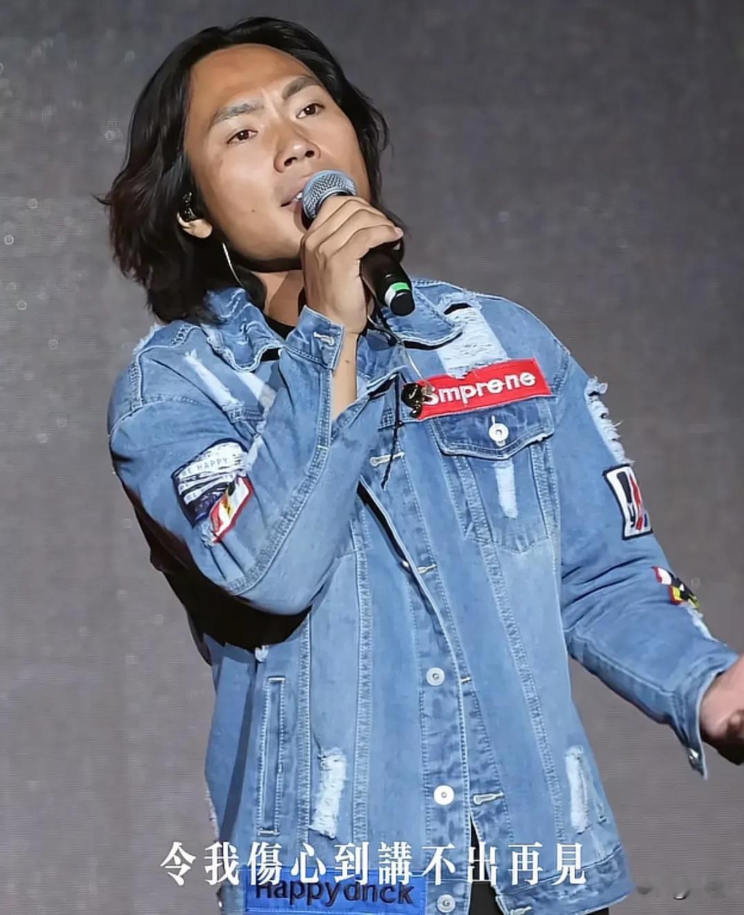 事实证明，一个人的成功是需要机遇和运气的。
李克勤演唱会，本人因为迟到，导演就在