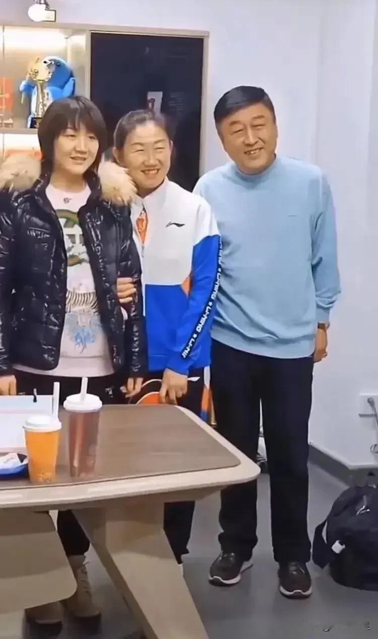 回家过年！陈梦长得既像父亲又像母亲！
陈梦的母亲逄敏年轻的时候曾经是一名部队乒乓