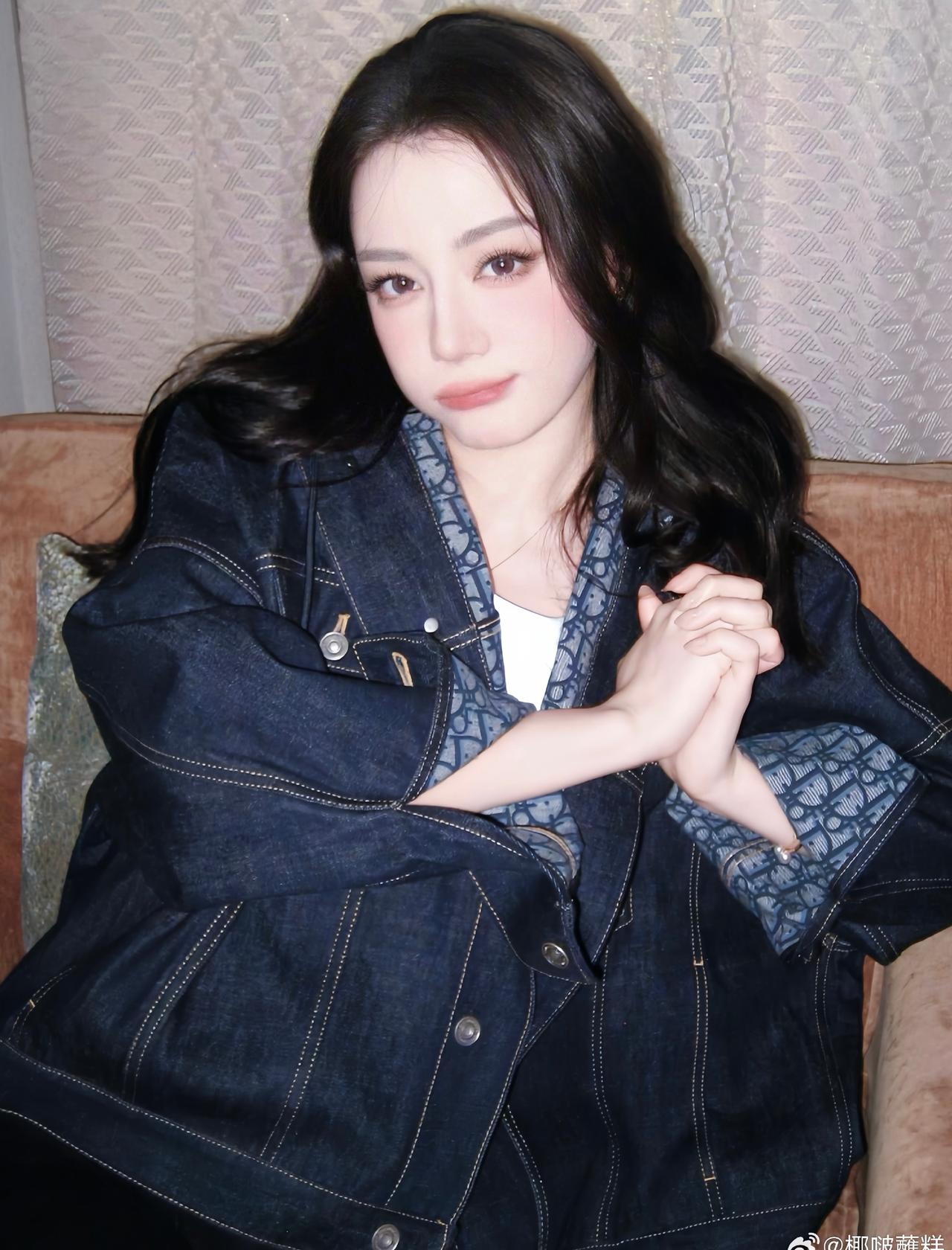 迪丽热巴 
归墟四百年，她是无五感的鬼王；白日提灯，她是初尝人间的贺小小。
迪丽