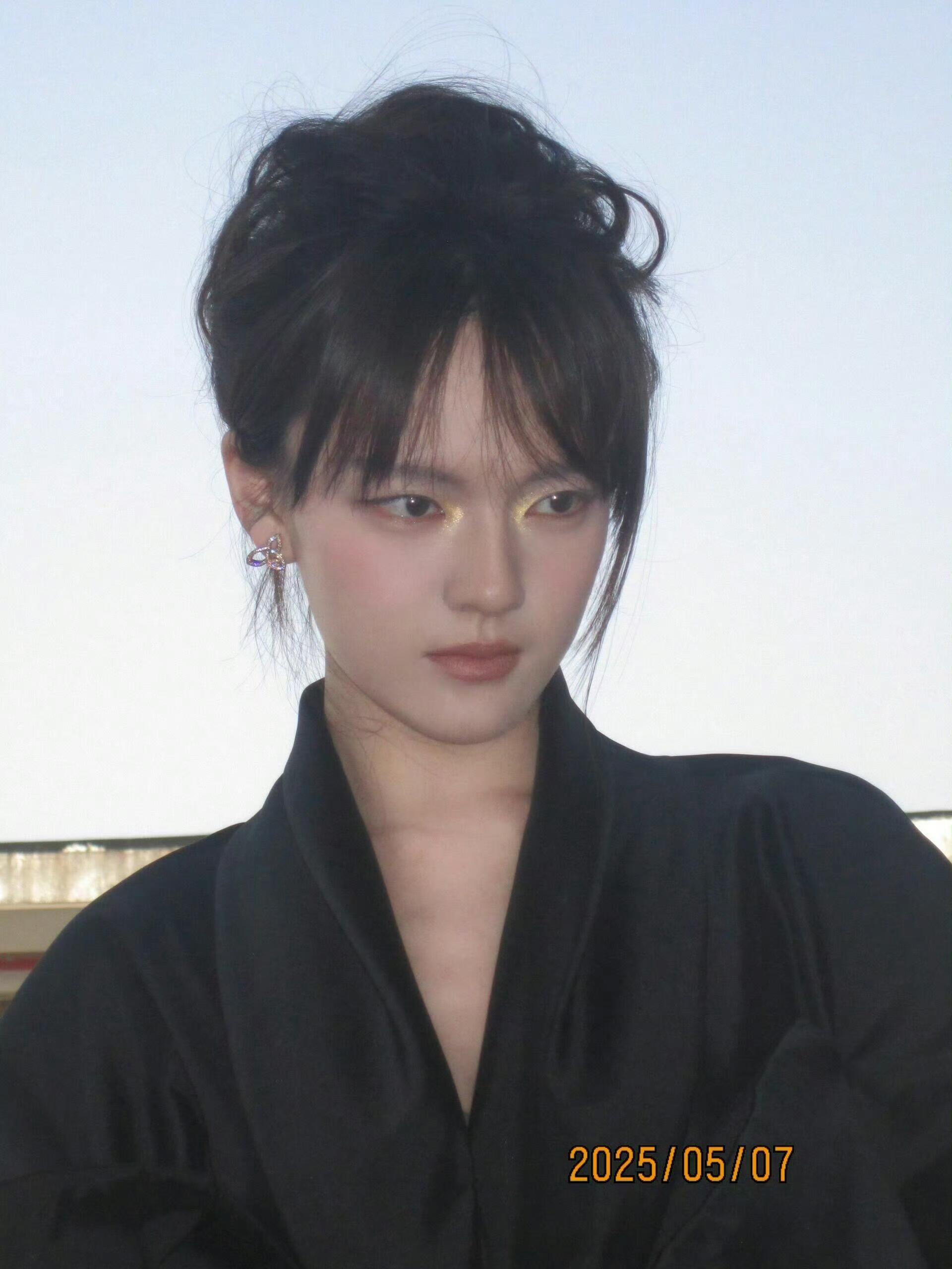 文淇烟熏妆 文淇真的太适配烟熏妆！弱化唇色突出深邃眼妆，人群里自带疏离滤镜，随便