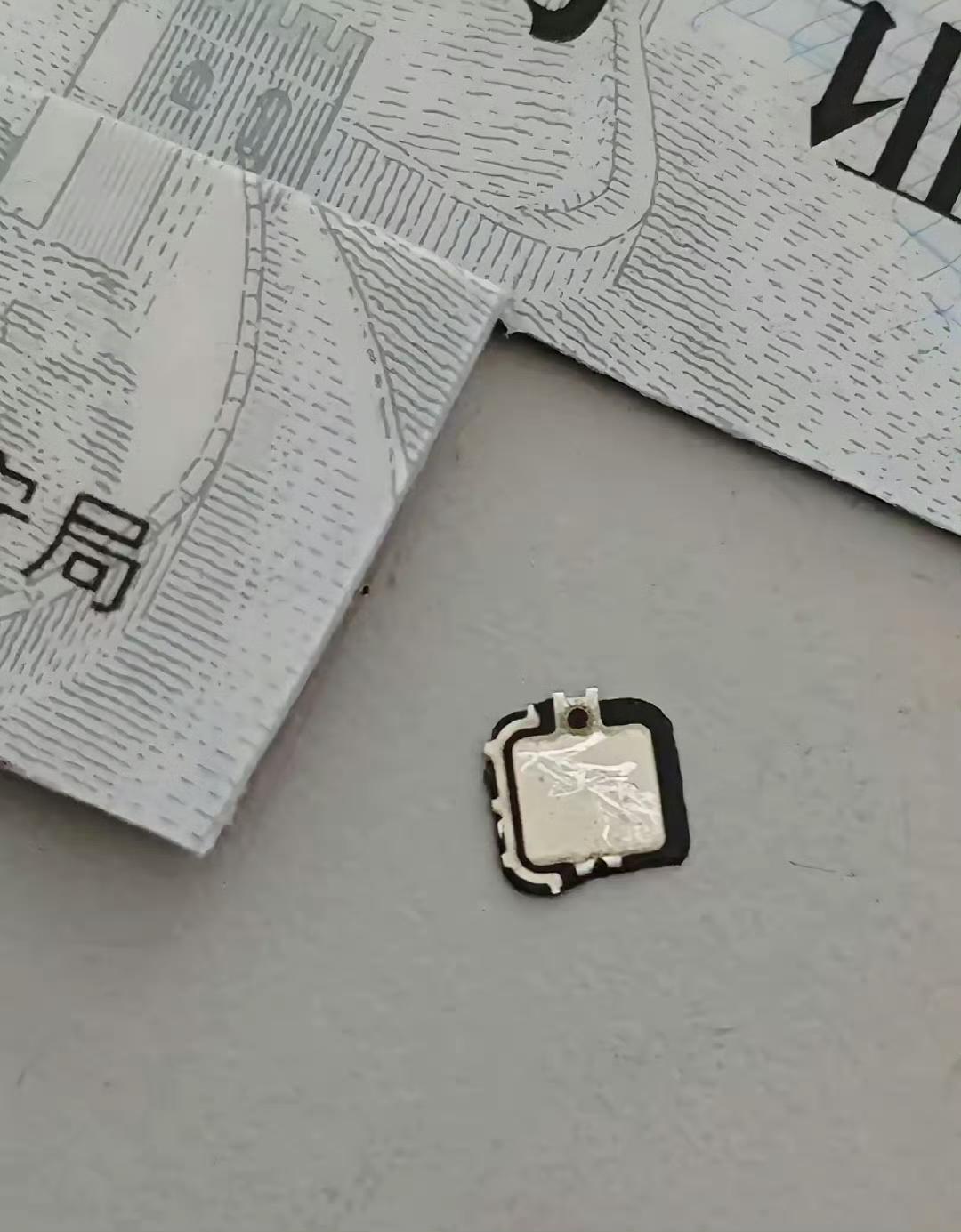 你有没有试过拿手机的手电筒照一下身份证？要是你照过，可能会发现里面藏着一块小小的