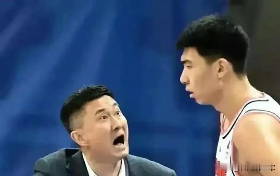 昨晚广东全运男篮与巴西男篮进行的国际团结杯比赛中，广东男篮中锋徐昕与主教练杜锋因