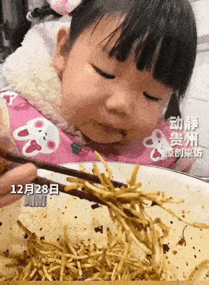 湖南，一名小女孩小小年纪酷爱吃折耳根，别人吃一根都受不了，她却能直接捧着大碗当成