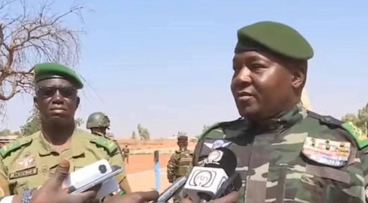 目标——铀
尼日尔国防部29日晚宣布，首都尼亚美迪奥里·哈马尼国际机场区域当天遭