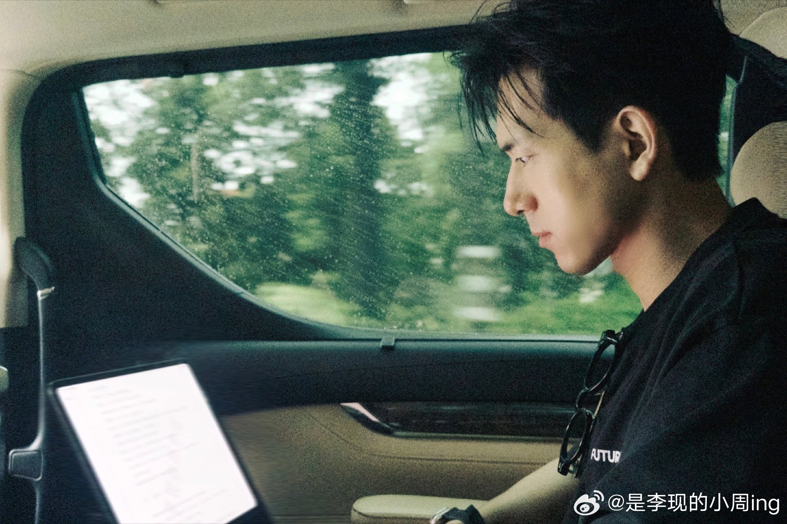 李现女友视角九宫格认真工作男人果然很帅，喜欢李现李现