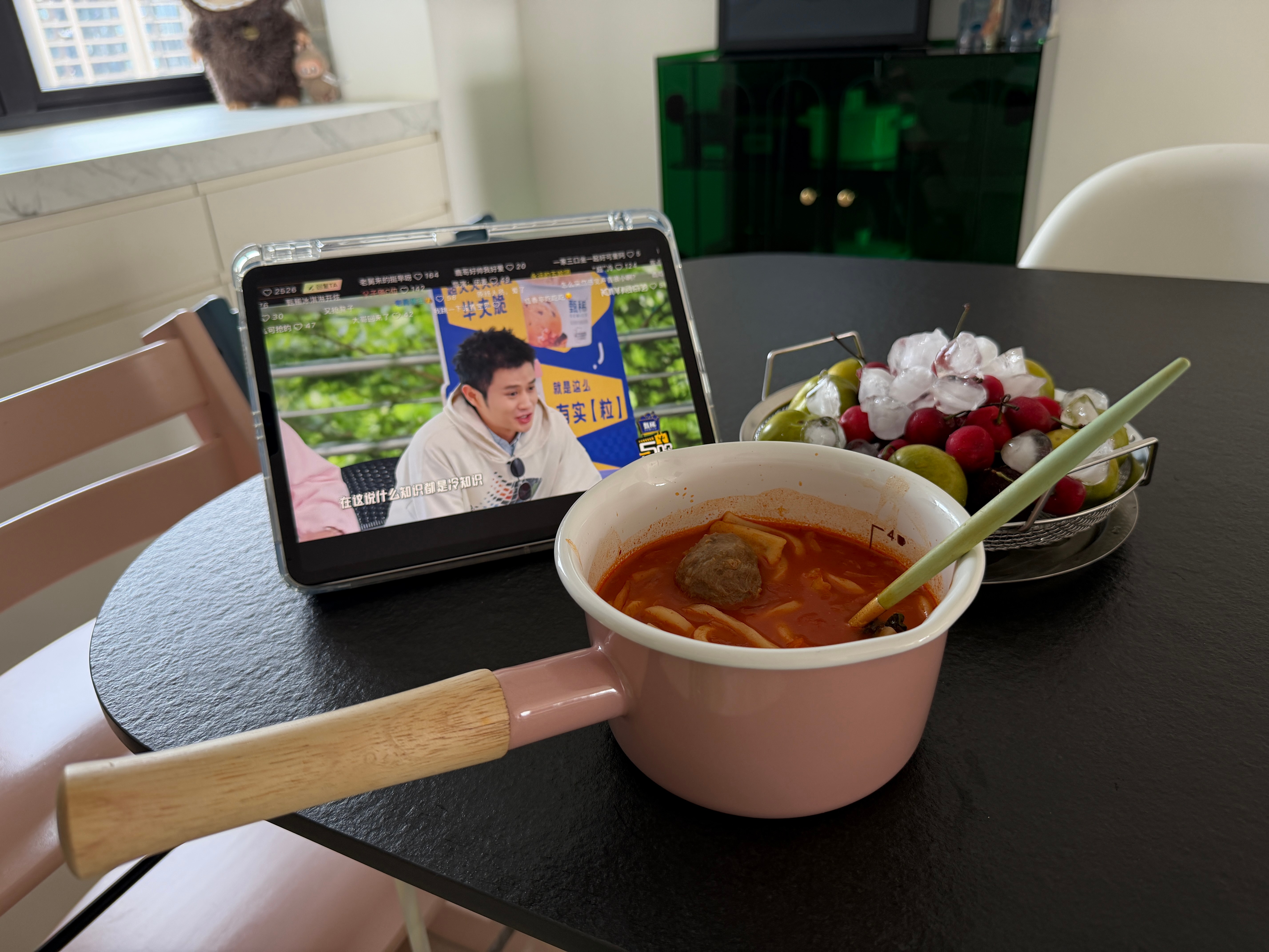 孩子们上学的日子，感觉自己回到了大学时代。经常窝在宿舍吃喝加看电视。 