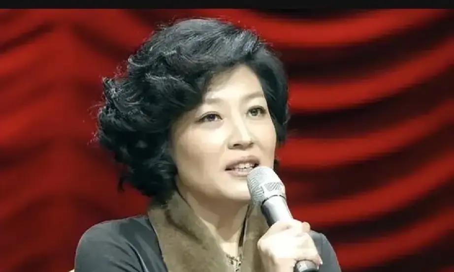 陪读十年，哈文回国那天被骂上热搜
 
她刚落地，就有人扒出女儿哥大毕业照，质问：