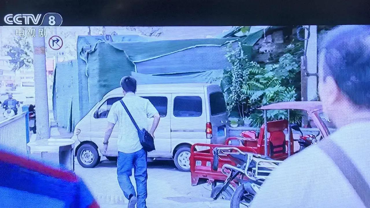 浅谈《我是刑警》张克寒“生死攸关”场景的处置看法：
有网友疑惑：张克寒熟悉重庆地