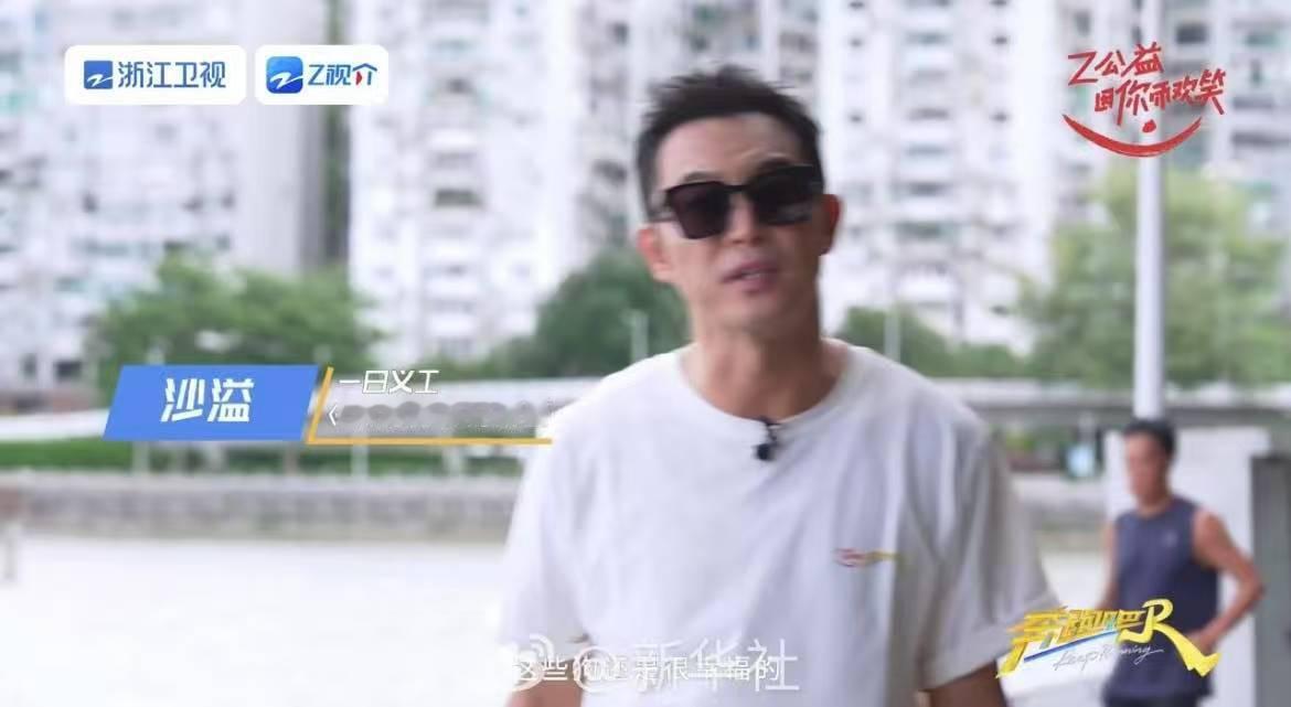 跑男团一日义工行奔跑吧 没站到流浪动物身边时，或许不懂义工的坚持；亲身参与后，才