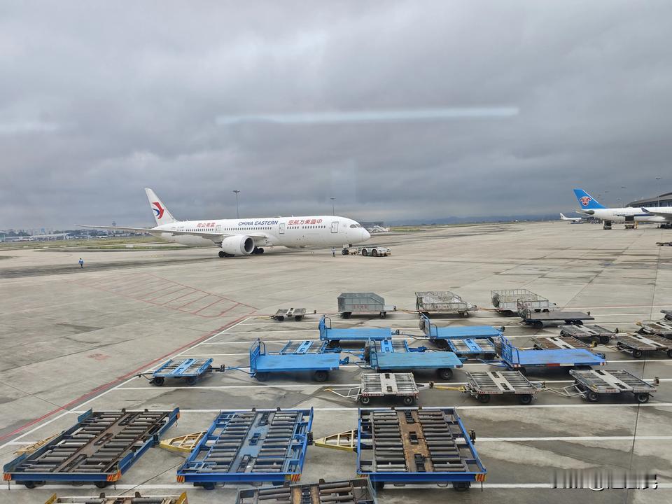 落地重庆江北机场！这个季节来重庆，有什么需要注意的事项吗？#重庆旅行#  ​​​