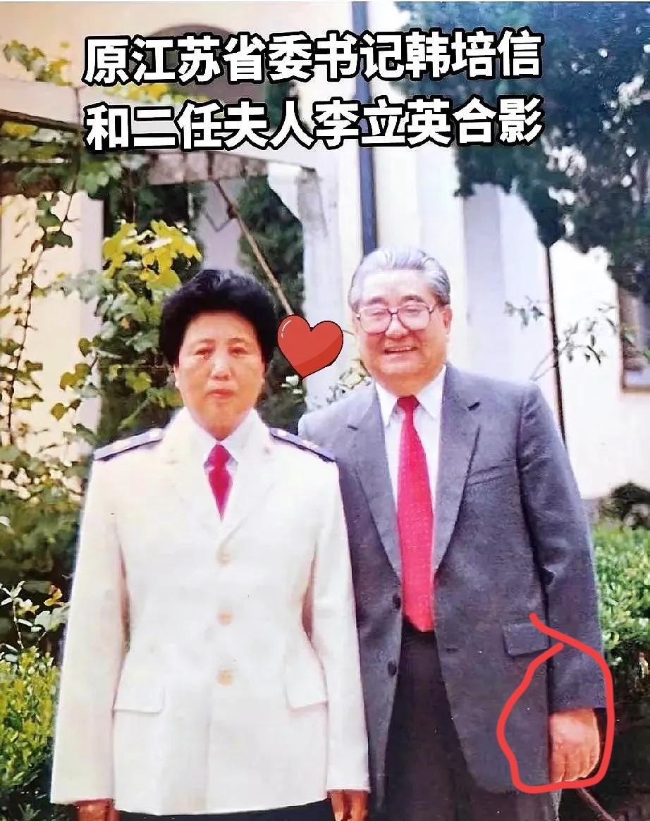 这两天南京博物院的事儿，风向变得有点让人猝不及防。

这把火，居然烧到了已故多年