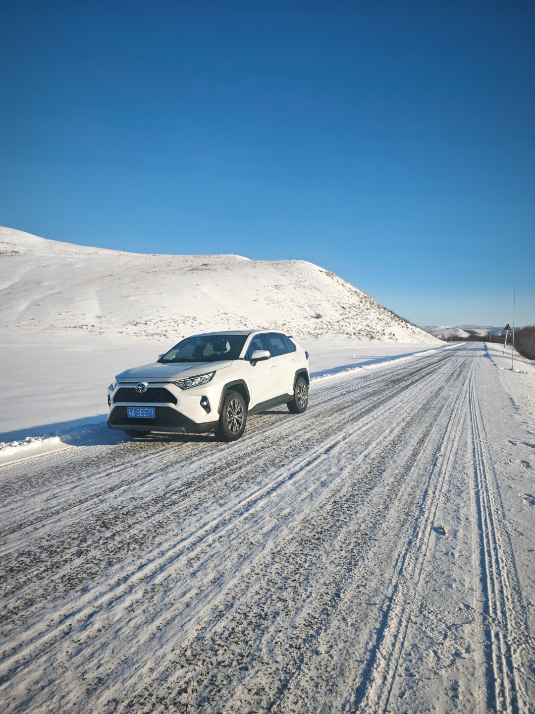 一台邻居家的TOYOTA一碗方便面款的麻辣烫一份漫山遍野的雪景路 