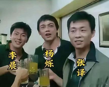 估计谁也没想到照片中穿白色衣服的这位，长相最一般，但他却在多年之后最出名，演技是