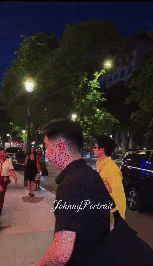 邓为黄衬衫巴黎路透 谁懂啊，黄衬衫衬得他皮肤白到反光，随便一个抓拍都像时尚大片。