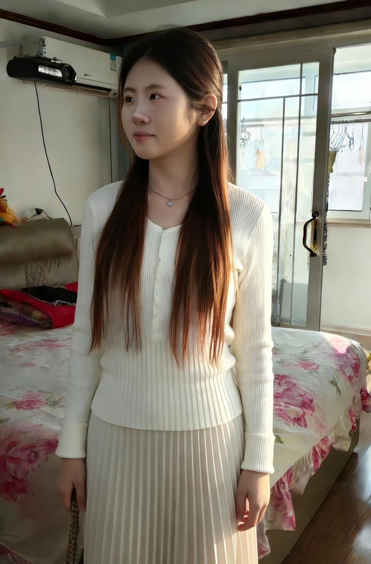 晴透疏窗铺绣房，素衣轻袂立春光。
锦榻堆云凝暖玉，疏帘卷露漾清香。
衫褶细，鬓丝