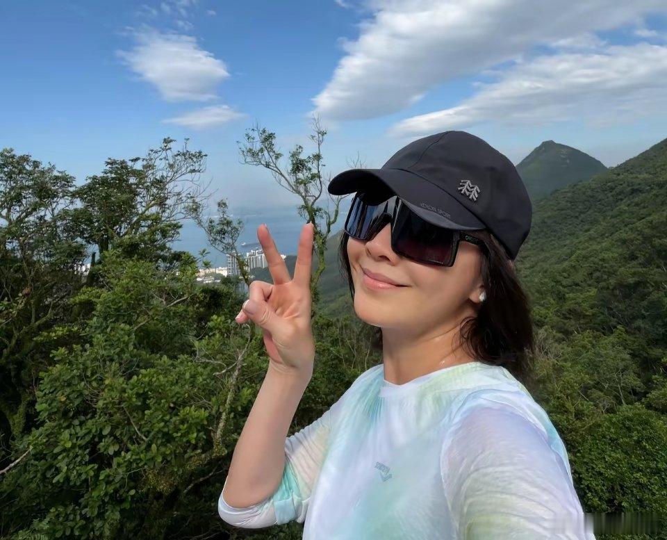61岁刘嘉玲在31℃的大热天，一大早仍在坚持独自户外跑步运动，她穿着蓝色休闲装，