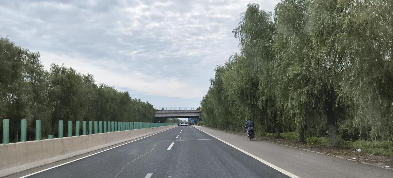 秋日生活打卡季这路上车辆真少
