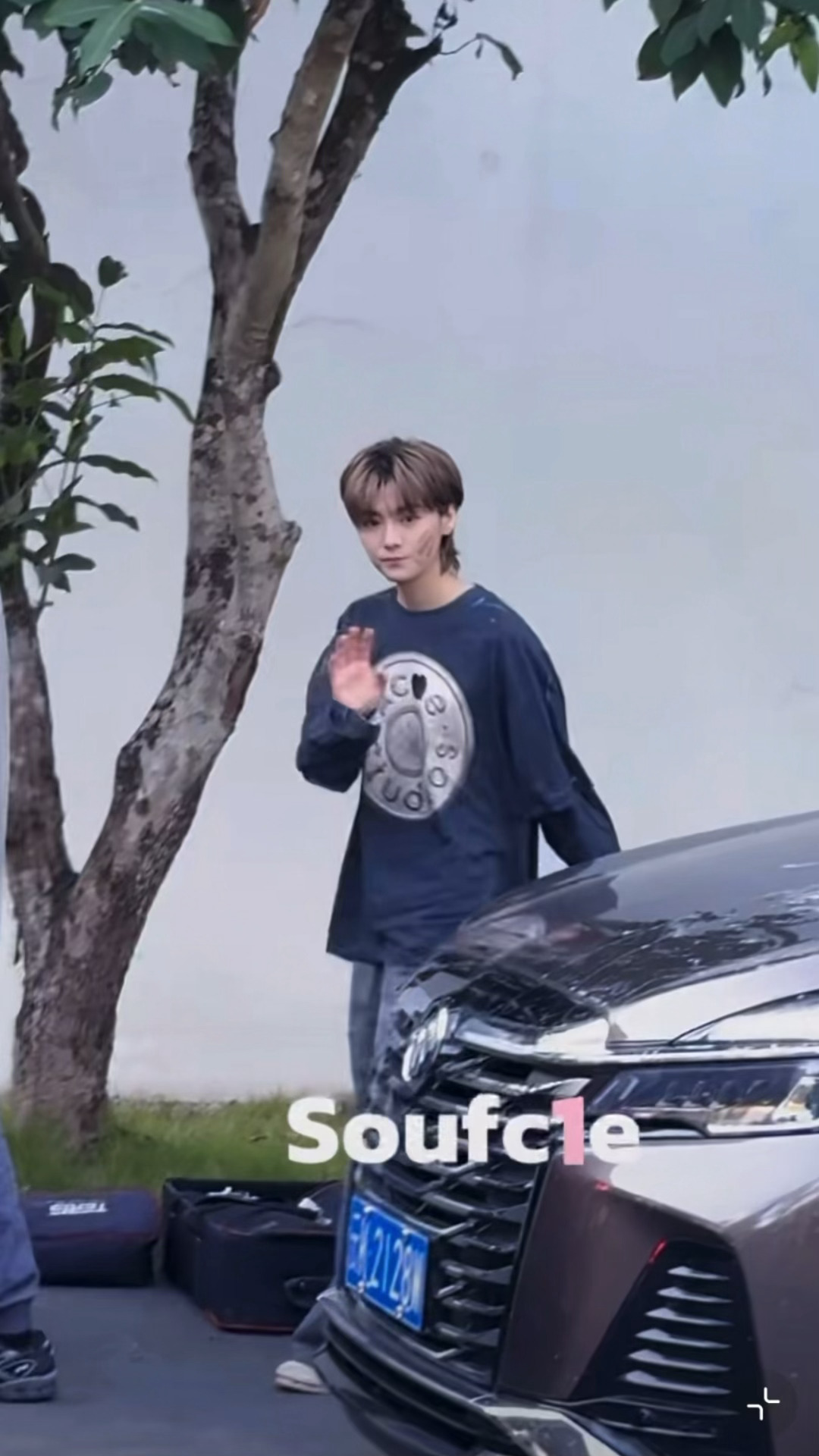 靠到窗户这边给粉丝打招呼的迷彩小鹿鹿晗靠到车窗边跟粉丝打招呼