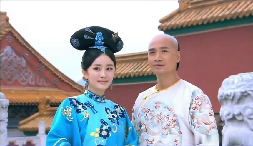杨幂 拿奖了给何晟铭跪下这反应快得像装了火箭，又飒又可爱，早期抽象感直接拉满，果