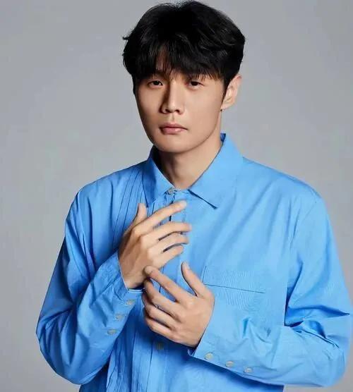 也挺有意思，李荣浩、单依纯俩人一个辛亥日主生癸未月，一个庚申日主生庚子月，都是金