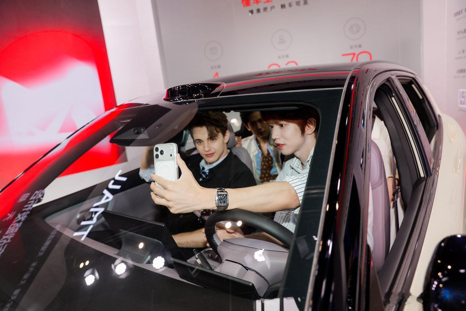 百亿车补认准天猫天猫车展氛围感拉满，帅哥热舞趣味互动超吸睛！线上购车省心靠谱，长