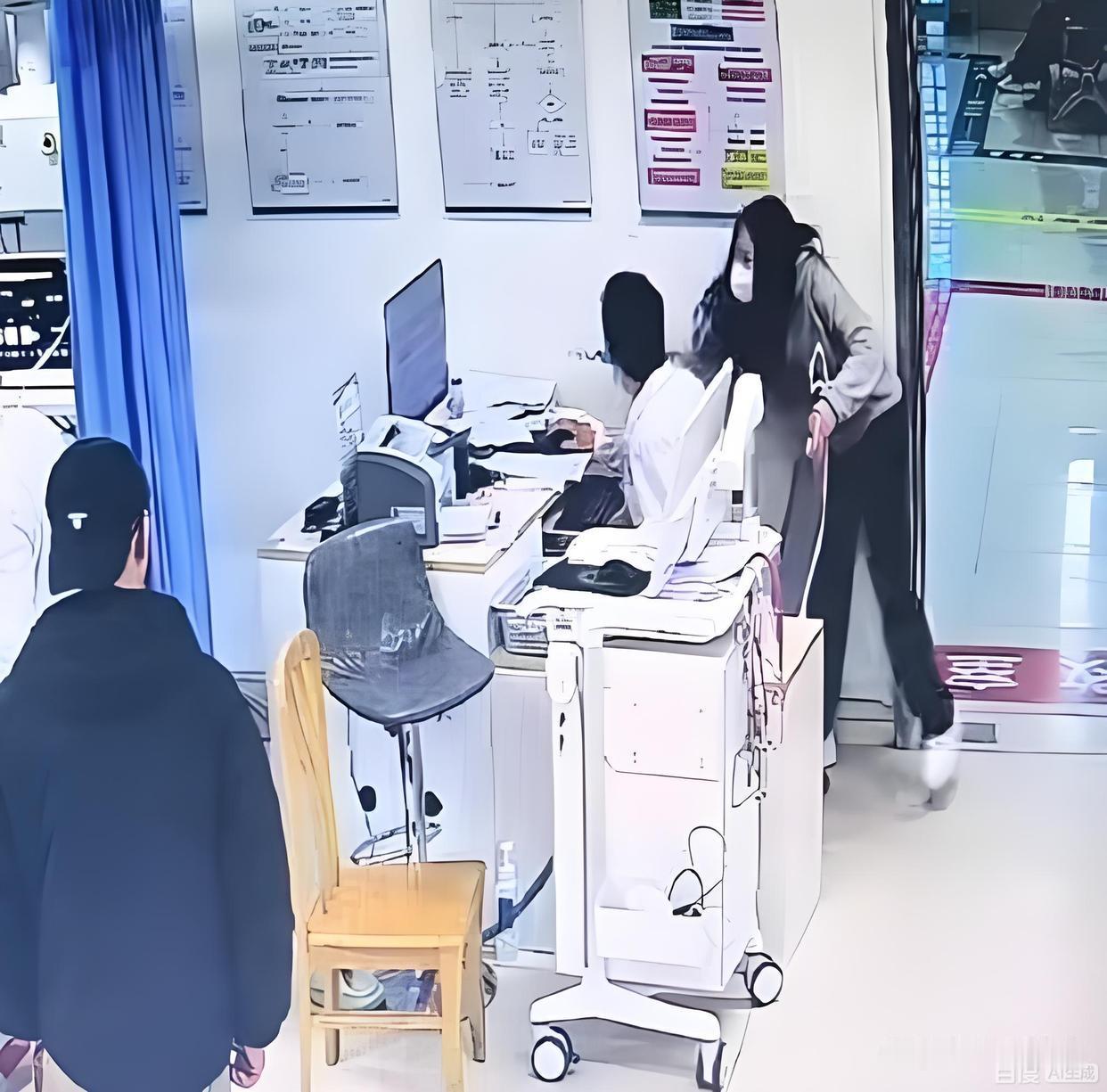 这下后悔死了吧！四川西昌一名女子的一巴掌，让自己成功被拘了5日。

四川一名女子