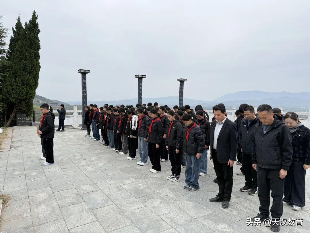3月25日，西乡三中组织党员教师、团员及少先队员代表，前往县烈士陵园，开展“追寻