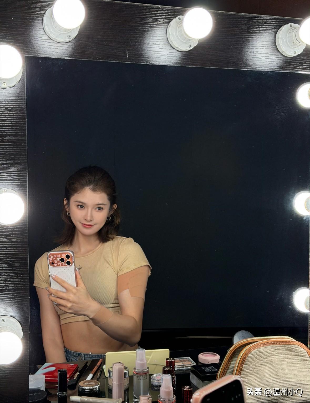 吴艳妮的肌肉好猛，肚子上都练出倒三角腹肌了。