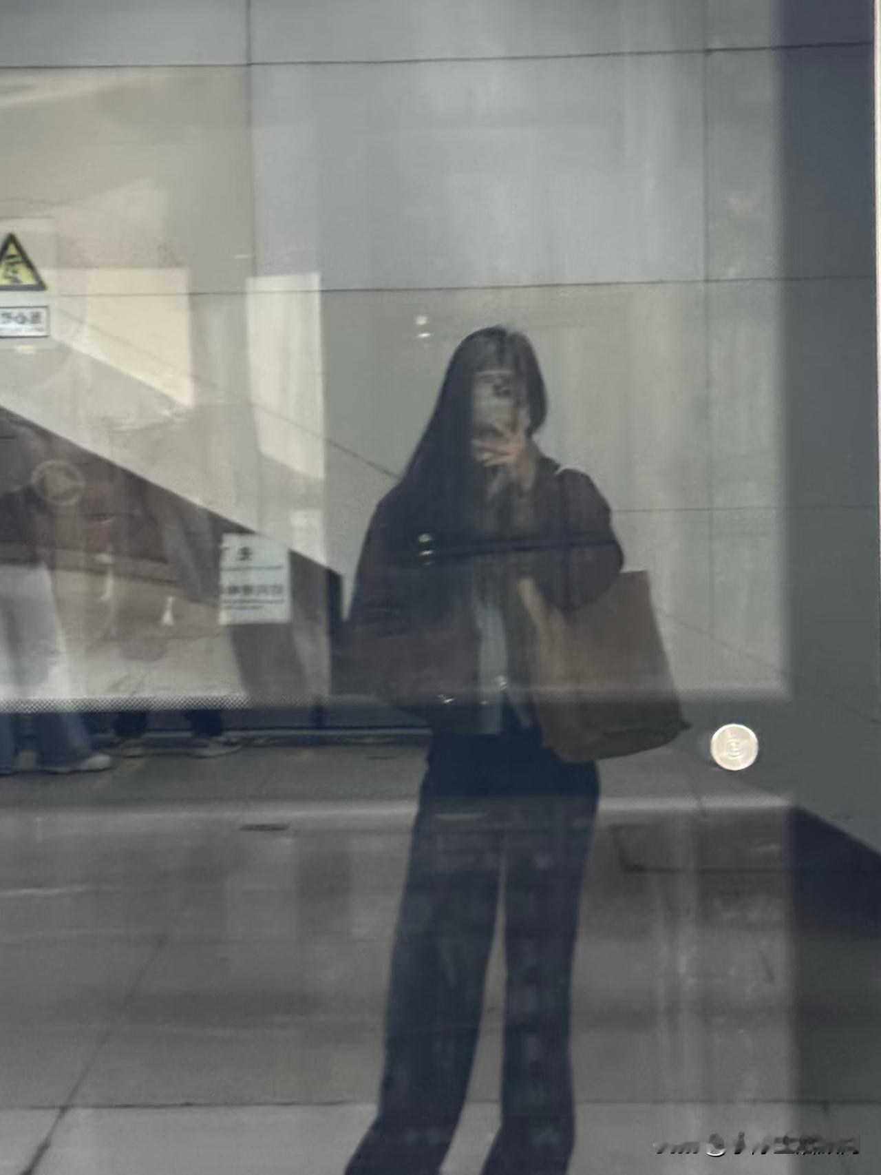 久违的雨天就像老朋友突然来访。外头，雨滴滴嗒嗒地敲着窗玻璃，仿佛天空憋了太久的絮