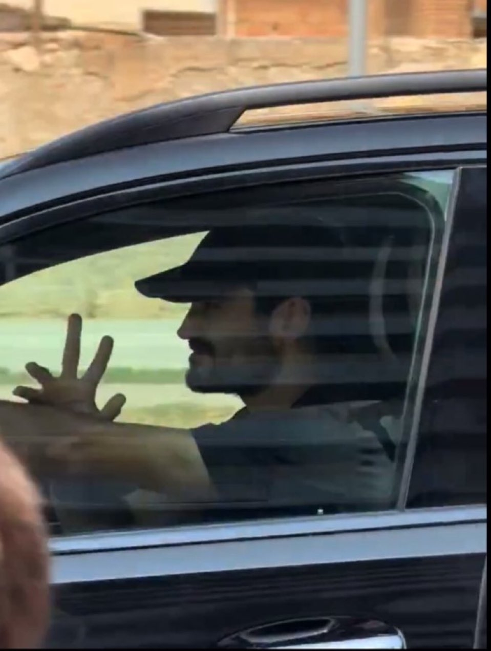 一去不再回？京多安驾车离开巴萨基地，微笑着向车外的人挥手 ​​​