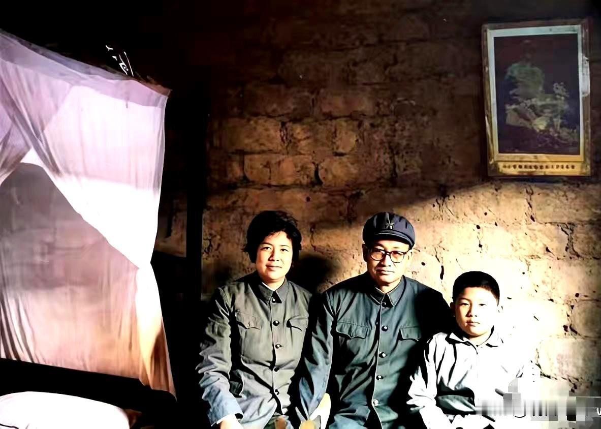 70年代，毛岸青携妻子邵华，回到板仓妈妈杨开慧的房间，这间土砖房就是杨开慧当年生