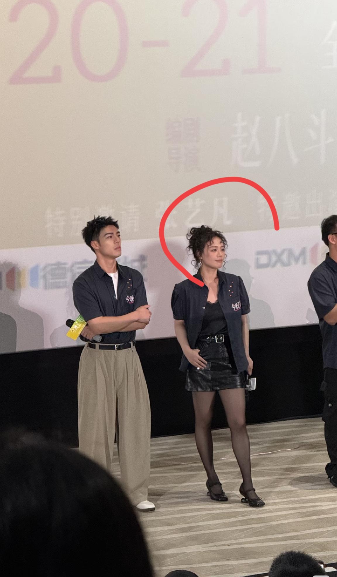 这谁啊？看了半天也没看出来！这是哪个女明星啊？这穿着打扮好特别，真的是有点洋气和