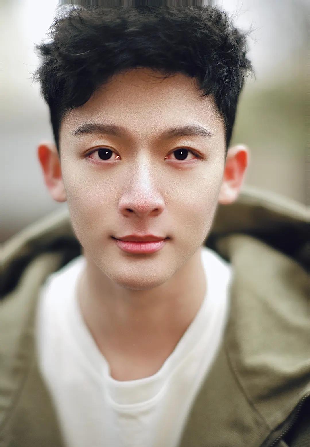 不但那英知道了，陈数知道了，李沁龚俊和全国人民都知道了！张晚意这31岁的小伙子，