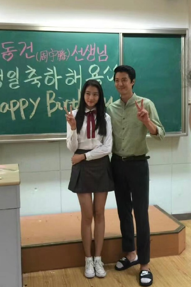 一眼以为是哪个条子特别优越的女爱豆 结果是关晓彤那没事了….[捂嘴哭] ​​​