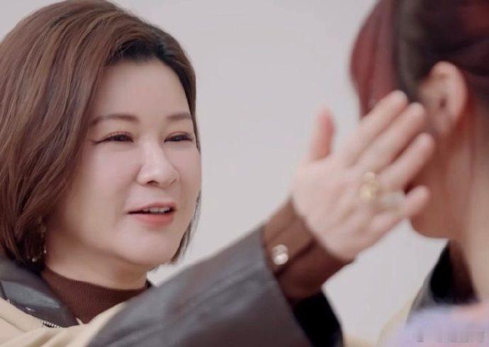 杜华给落选百万年薪女生擦眼泪杜华温柔地为落选百万年薪的女生拭去泪水，这一幕展现了