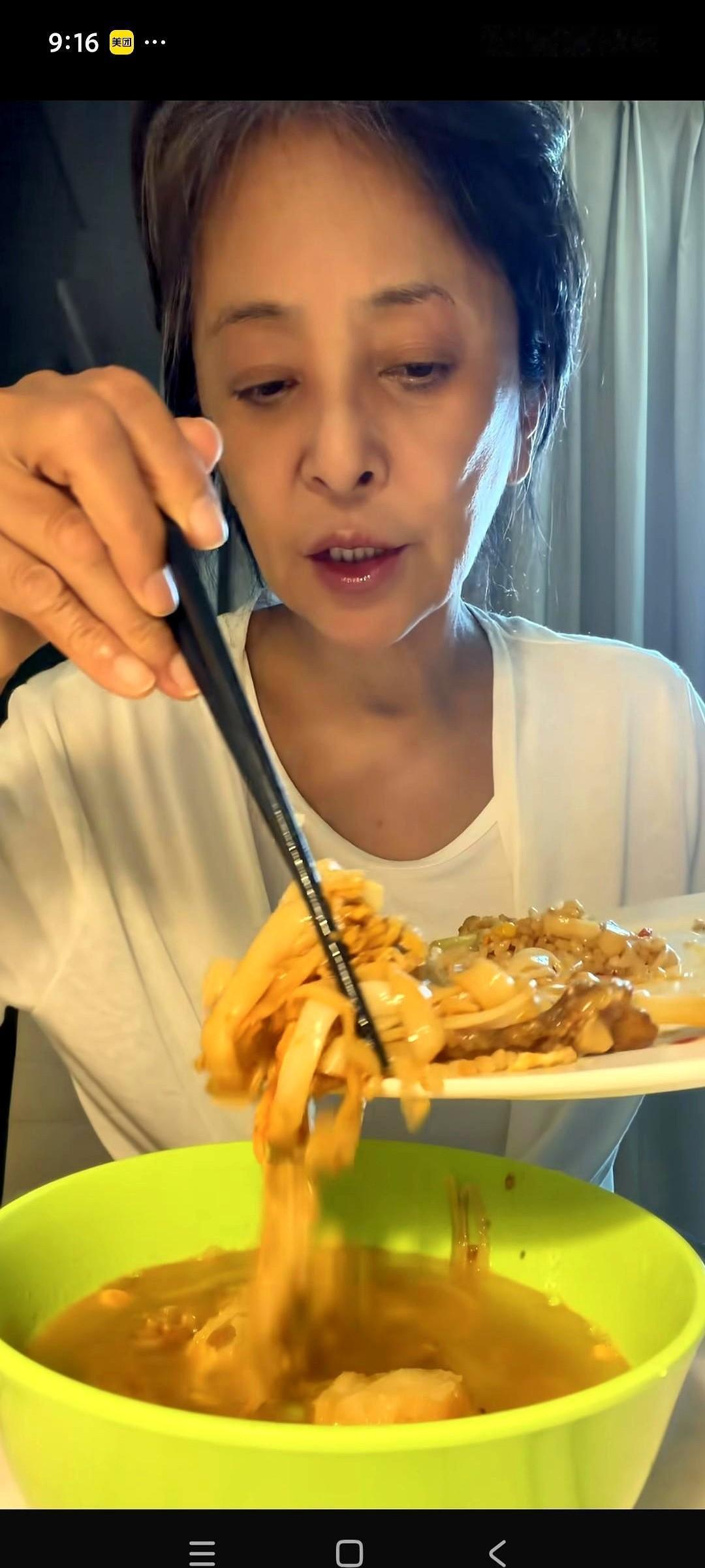 你能信这是一个老戏骨的午餐？酒店打包的剩饭，直接兑上白开水，呼噜呼噜就往嘴里送。