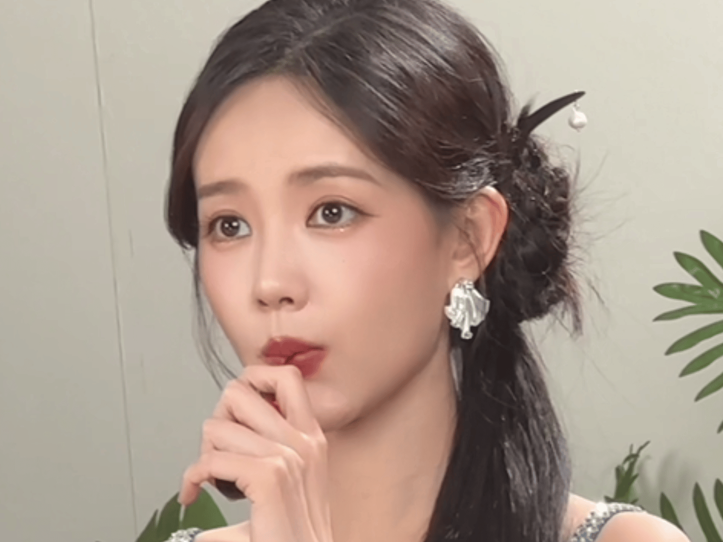 #美颜滤镜粉碎机下的李一桐##李一桐暗夜繁花丝绒旗袍#我说李一桐怎么可以这么美呀