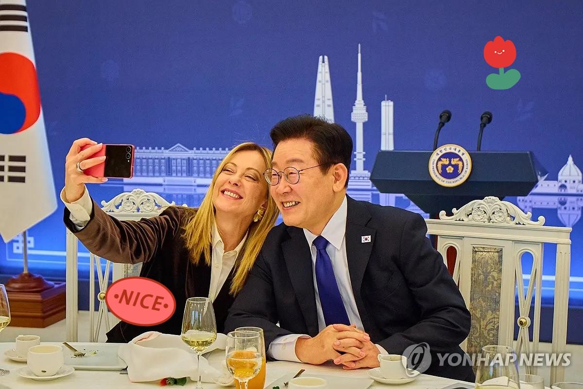 手机变了，关系没变，人还是那个人。
那天李在明和意大利总理自拍，用的是粉红三星新