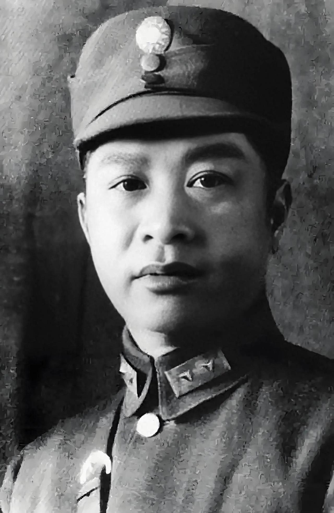 1946年4月8日下午，重庆，一架C-47运输机冲破低垂的云层，飞往延安。

机