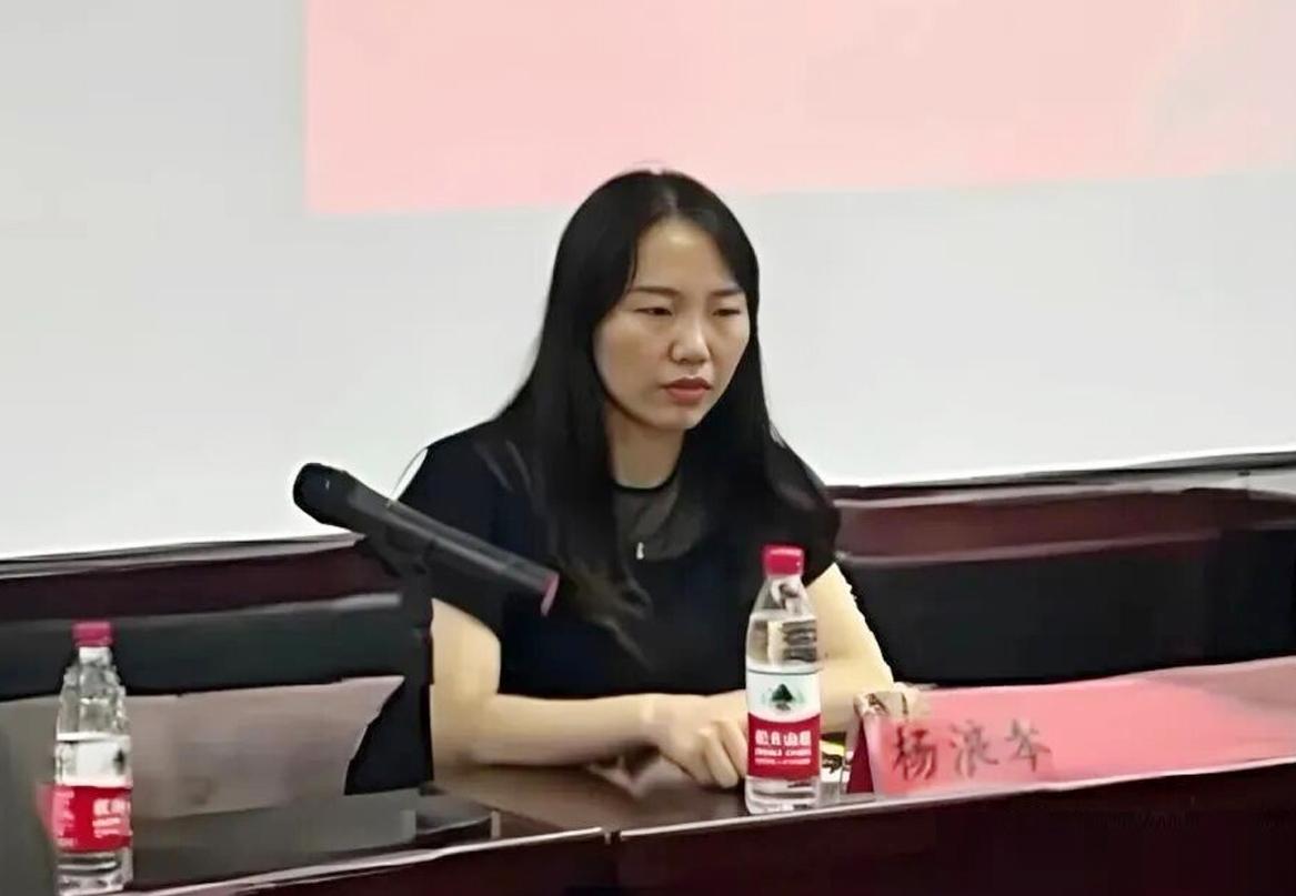 我老家在湖南邵阳市，今天听说双清区兴隆街道社区卫生服务中心的杨主任上了热搜。我很