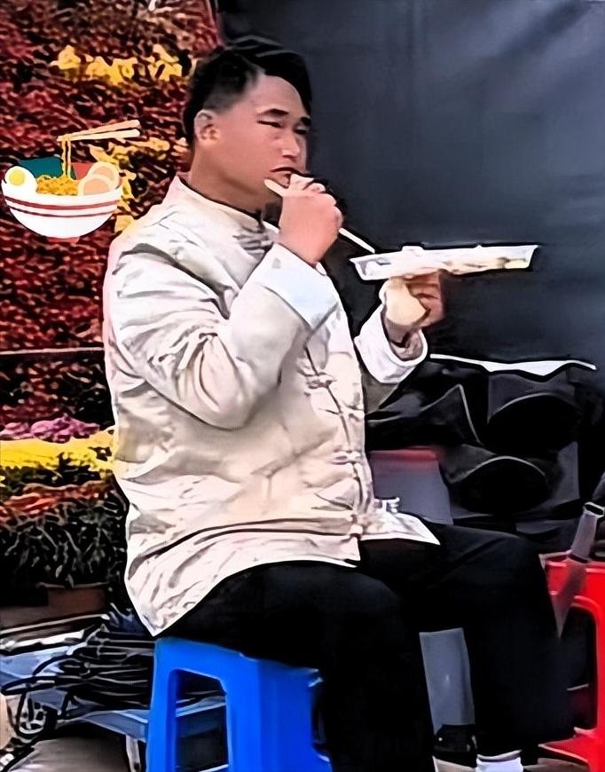 商演结束，主办方一声不吭把他安排在二号桌，旁边全是陌生面孔，大衣哥朱之文一言不发