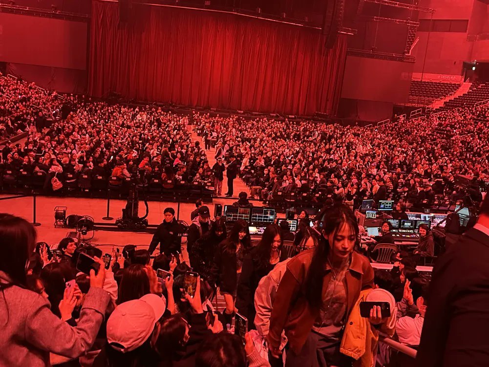 再次回顾这张照片所有的目光都集中在她们身上 