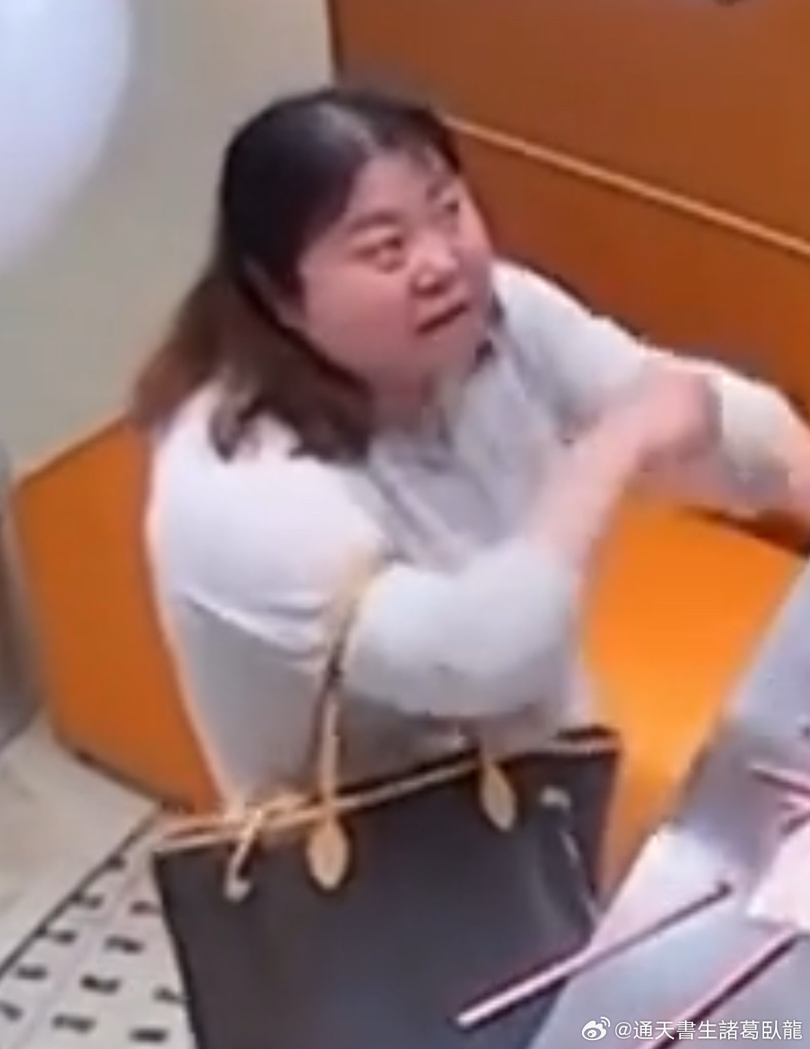 連云港建宁小學二年級語文老師，行政拘留五天因漏放吸管辱骂打砸店员女子被行拘諸葛臥