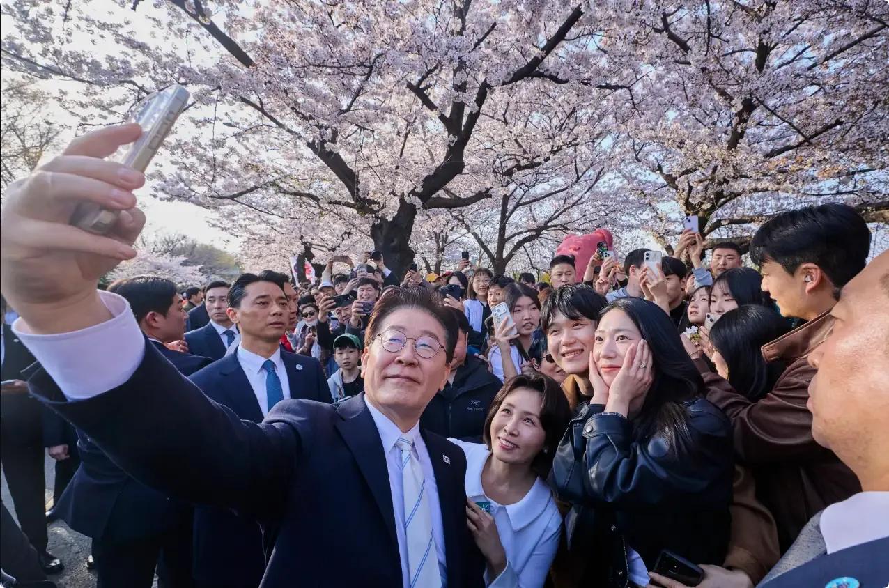 韩国总统李在明这人气是超高，太亲民，太有爱了。
清明假期，李在明和夫人金惠景来到