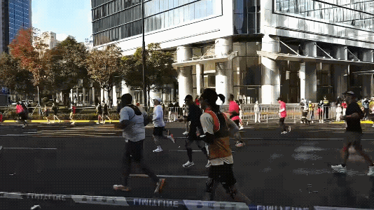 上海马拉松偶遇此沙此沙这欢快的步伐